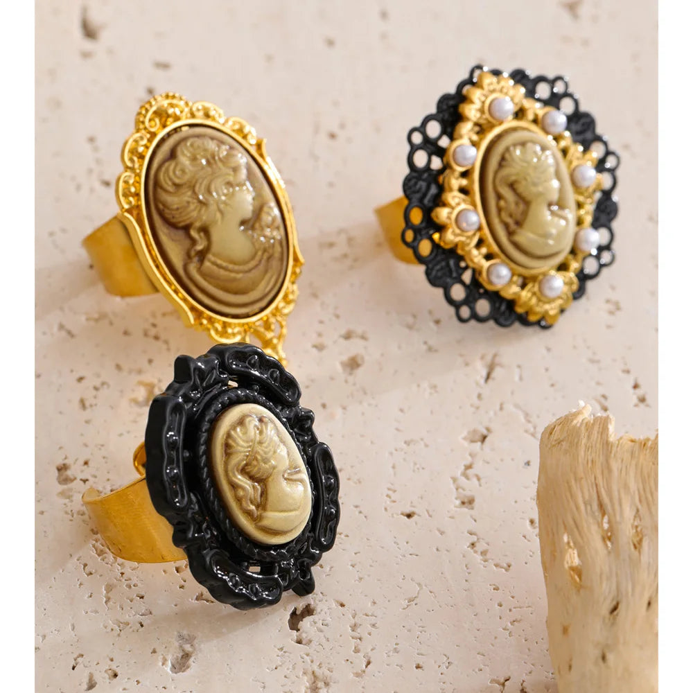 Yhpup – Eksklusiv portrett-ring med resinperler og 18K gullbelegg