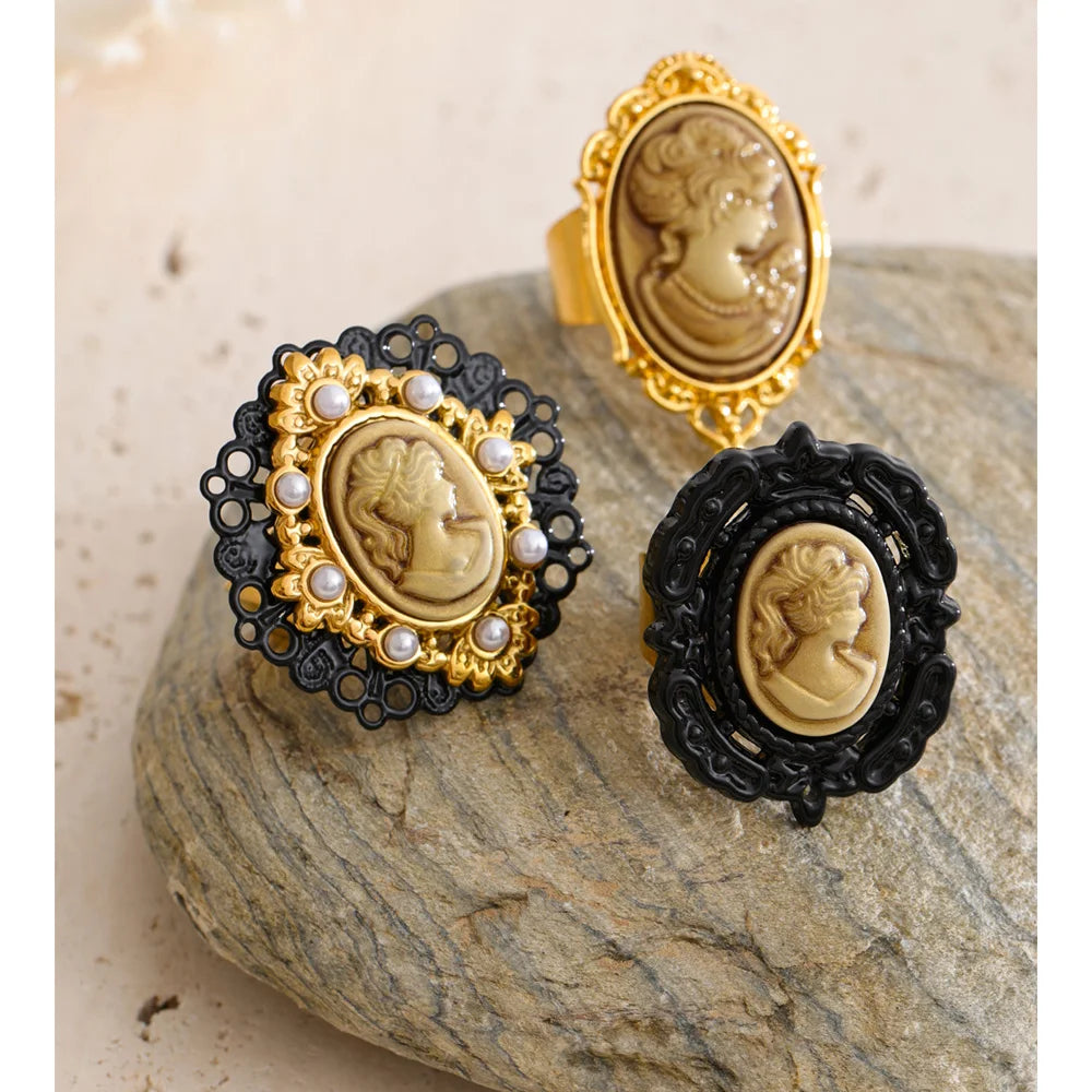 Yhpup – Eksklusiv portrett-ring med resinperler og 18K gullbelegg