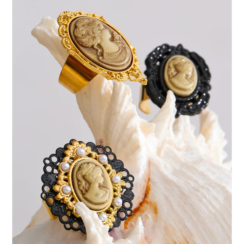 Yhpup – Eksklusiv portrett-ring med resinperler og 18K gullbelegg