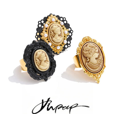 Yhpup – Eksklusiv portrett-ring med resinperler og 18K gullbelegg