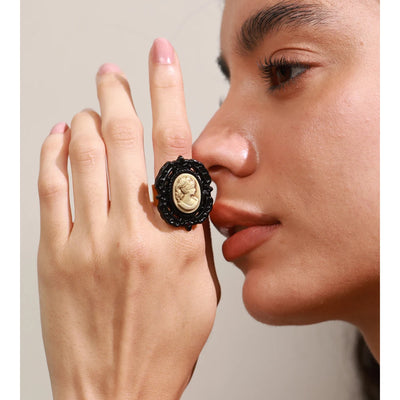 Yhpup – Eksklusiv portrett-ring med resinperler og 18K gullbelegg