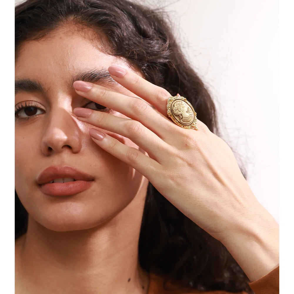 Yhpup – Eksklusiv portrett-ring med resinperler og 18K gullbelegg